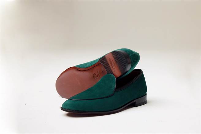 林果良品于诚品生活新店推限定商品「周年款Belgian比利时裙饰乐福鞋松绿色」。（林果良品提供／朱世凯台北传真）