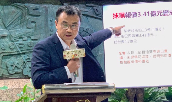 农业部长陈吉仲19日举行记者会说明与澄清专案进口鸡蛋政策，语气略带哽咽与激动。（姚志平摄）