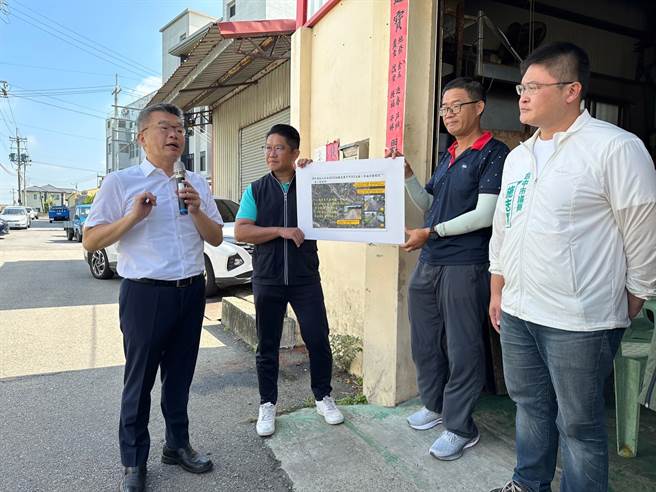 立法院副院长蔡其昌19日往大甲区东明路旁农路会勘，争取水保署全额补助420万经费改善，盼完工后让乡亲出入更安全。（陈淑娥摄）