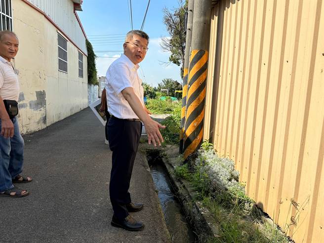立法院副院长蔡其昌19日往大甲区东明路旁农路会勘，争取水保署全额补助420万经费改善，盼完工后让乡亲出入更安全。（陈淑娥摄）