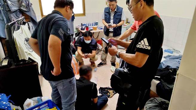 温嫌涉嫌抢走女子皮包，警方于苓雅区租屋处逮捕他。（翻摄照片／洪靖宜高雄传真）