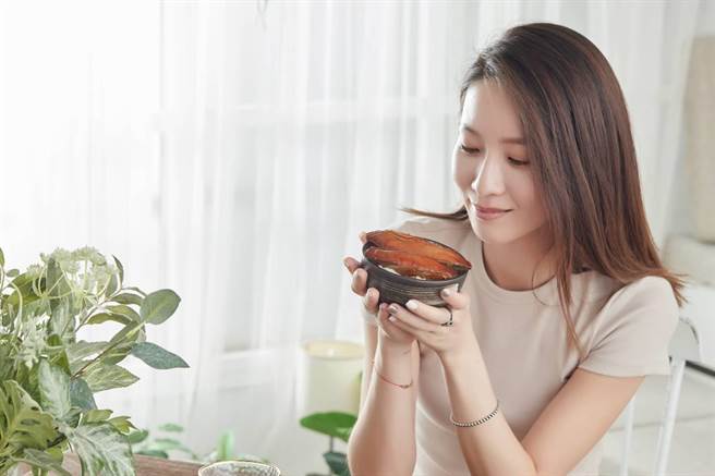 「魚饌食」也推出「蒲燒鮪魚腹排」，完整鮪魚腹肉搭配獨家蒲燒醬汁烘烤。（業者提供）