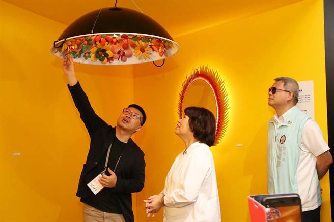 嘉义市长黄敏惠参观「2023嘉义工艺当代宣言」展作品。（嘉义市政府提供／廖素慧嘉市传真）