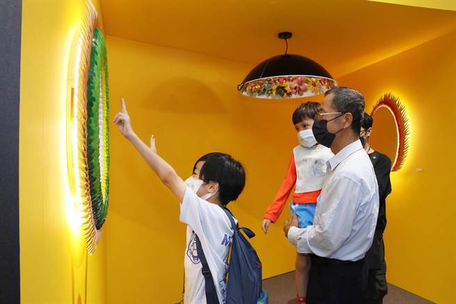 民眾参观「2023嘉义工艺当代宣言」展作品。（嘉义市政府提供／廖素慧嘉市传真）