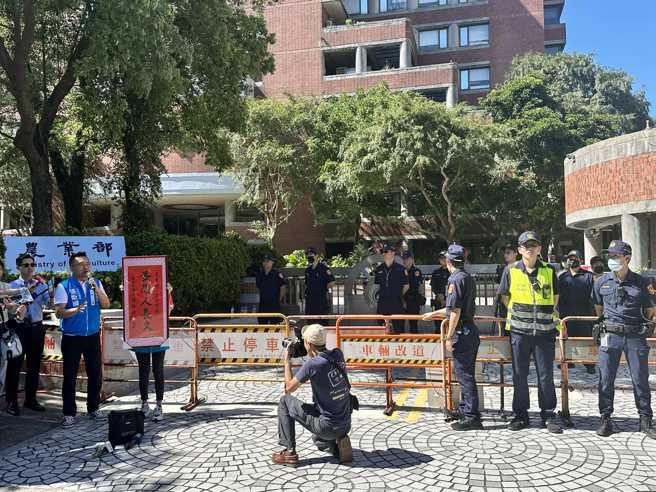 张斯纲(左)19日送写有「蛋怨人长久」的牌匾要给陈吉仲，但农业部前却大门紧闭围起重重警力。（图／取自张斯纲脸书）