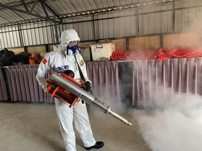 台南登革热疫情严峻，已逼近8000例，鉴于反覆喷药招致民怨，即起调整喷药策略，可望免于三喷。(台南市卫生局提供／曹婷婷台南传真)