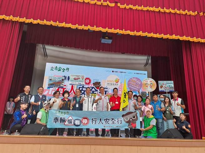 交通安全月，中坜警方入校园宣导。(吕筱蝉摄)