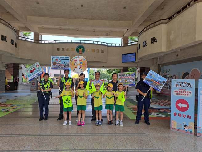 交通安全月，中坜警方入校园宣导。(吕筱蝉摄)