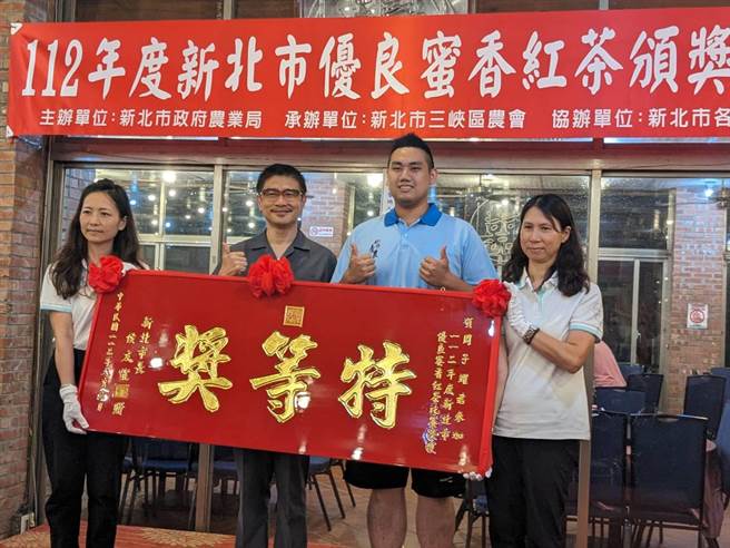 青农周子耀（右二）为家中第八代，首次获得特等奖。（农业局提供）