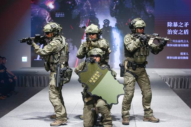 刑事局、财团法人微风慈善基金会及中华民国国际刑警之友协会携手公益合作，再度共同制作2024公益写真月历。19日举办「OUR HEROES！公益写真月历」发表会，拍摄各月份主题的刑警们出席走秀。图为刑事局除暴特勤队。（邓博仁摄）