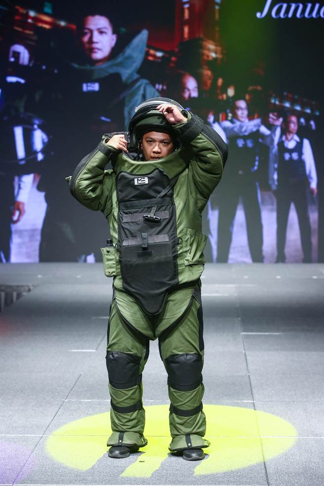 刑事局、财团法人微风慈善基金会及中华民国国际刑警之友协会携手公益合作，再度共同制作2024公益写真月历。19日举办「OUR HEROES！公益写真月历」发表会，拍摄各月份主题的刑警们出席走秀。图为刑事局预防科廖伊俐及小朋友。（邓博仁摄）