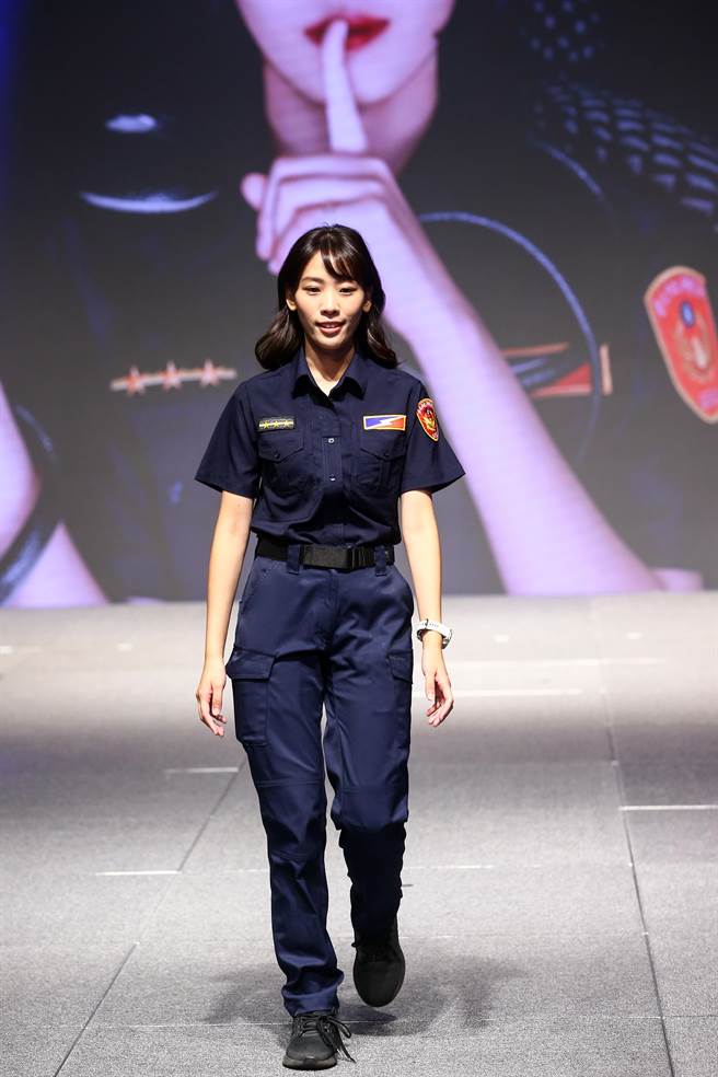 刑事局、财团法人微风慈善基金会及中华民国国际刑警之友协会携手公益合作，再度共同制作2024公益写真月历。19日举办「OUR HEROES！公益写真月历」发表会，拍摄各月份主题的刑警们出席走秀。图为台北市警局保大黄书伶。（邓博仁摄）