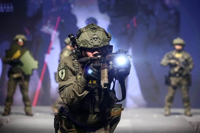 刑事局、财团法人微风慈善基金会及中华民国国际刑警之友协会携手公益合作，再度共同制作2024公益写真月历。19日举办「OUR HEROES！公益写真月历」发表会，拍摄各月份主题的刑警们出席走秀。图为刑事局除暴特勤队。（邓博仁摄）