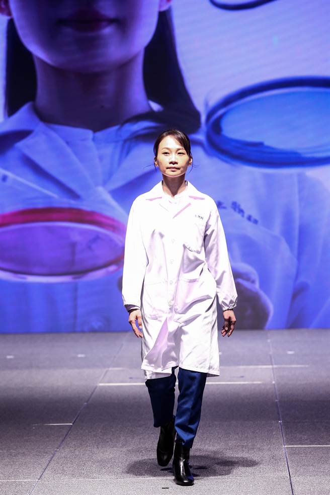 刑事局、财团法人微风慈善基金会及中华民国国际刑警之友协会携手公益合作，再度共同制作2024公益写真月历。19日举办「OUR HEROES！公益写真月历」发表会，拍摄各月份主题的刑警们出席走秀。图为刑事局生物科吴幸瑢。（邓博仁摄）