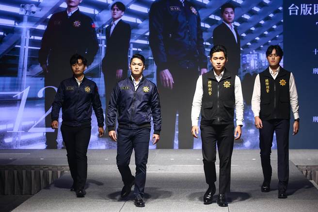 刑事局、财团法人微风慈善基金会及中华民国国际刑警之友协会携手公益合作，再度共同制作2024公益写真月历。19日举办「OUR HEROES！公益写真月历」发表会，拍摄各月份主题的刑警们出席走秀。图为刑事局国际刑警科队员。（邓博仁摄）