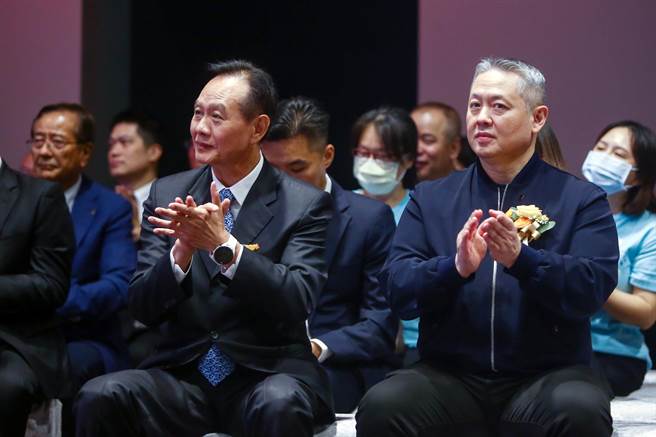 刑事局、财团法人微风慈善基金会及中华民国国际刑警之友协会携手公益合作，再度共同制作2024公益写真月历。19日举办「OUR HEROES！公益写真月历」发表会，拍摄各月份主题的刑警们出席走秀。图为国际刑警之友协会荣誉理事长廖镇汉（右）及刑事局长周幼伟（左）出席活动。（邓博仁摄）