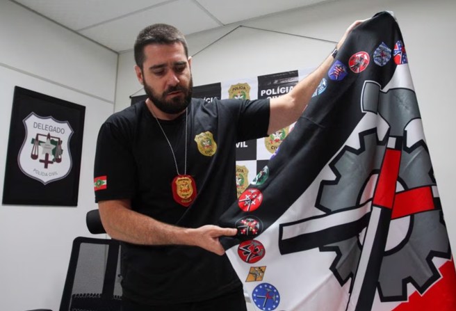 極右翼組織錘皮黨(Hammerskins )，圖案是齒輪與鐵鎚。(圖/路透社)