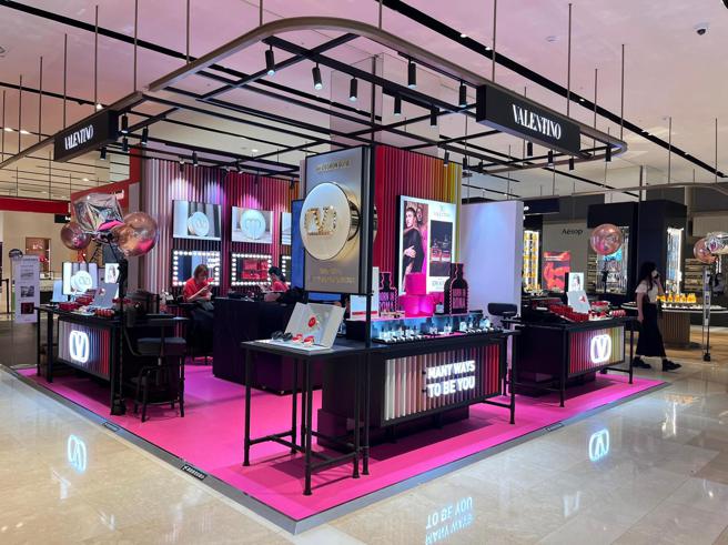 新光三越台北信义新天地A8全台独家设计师精品彩妆Valentino Beauty，以高级订制美学打造独特店装。（新光三越提供）