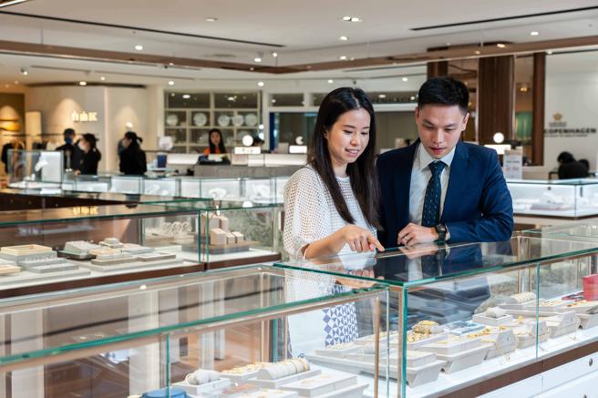 SOGO忠孝馆3F和4F女装珠宝饰品区改装，提供更明亮舒适的购物空间。（石智中摄）