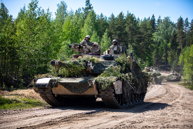 2023年5月31日，芬兰帕卡贾尔维训练区，美国第1骑兵师第8骑兵团第1营，士兵驾驶 M1 艾布兰坦克穿越演习场。（DVIDS）
