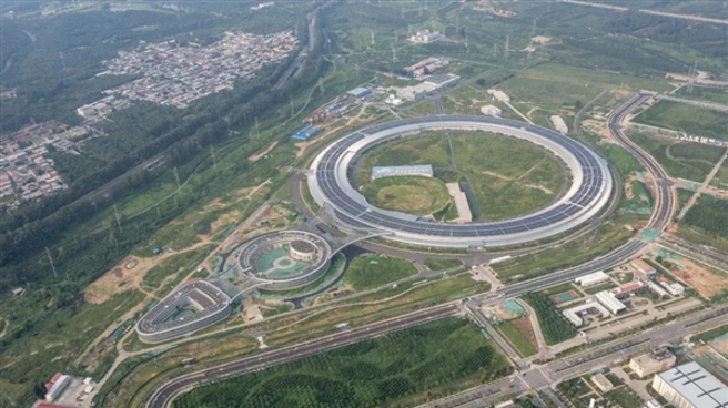 北京高能同步辐射光源（HEPS）项目，是中国第13个5年计划内的重大科技基础设施，不是什么「巨大化的光刻机」。（图／快科技）