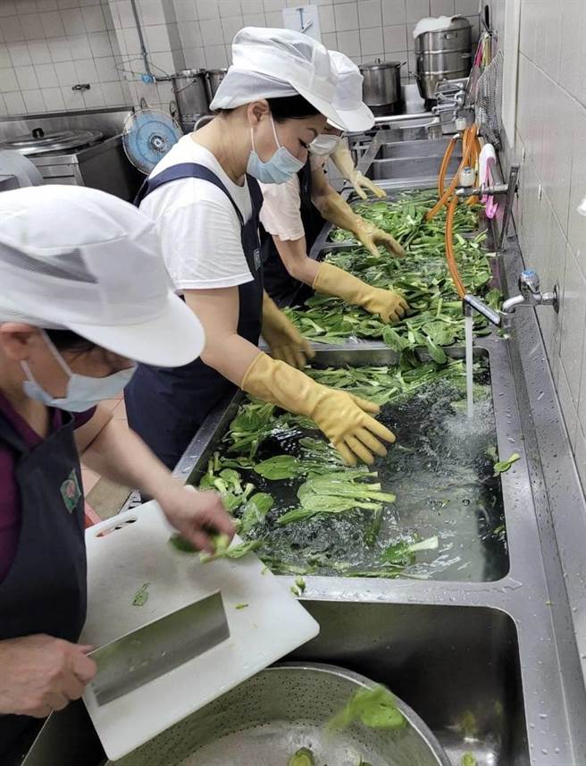 因蛋品疑虑延烧，基市府为学校午餐食材品质把关，宣布即日起禁用加工液蛋，持续至加工液蛋使用液蛋疑虑消除为止。图为校厨制作午餐洗菜示意。（基隆市政府提供／徐佑升基隆传真）