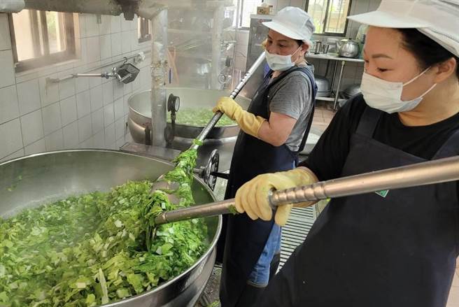 因蛋品疑虑延烧，基市府为学校午餐食材品质把关，宣布即日起禁用加工液蛋，持续至加工液蛋使用液蛋疑虑消除为止。图为校厨制作午餐烹调示意。（基隆市政府提供／徐佑升基隆传真）