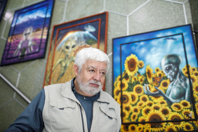 展示外星人的墨西哥记者兼外星人迷莫桑（Jaime Maussan）。（图／路透社）