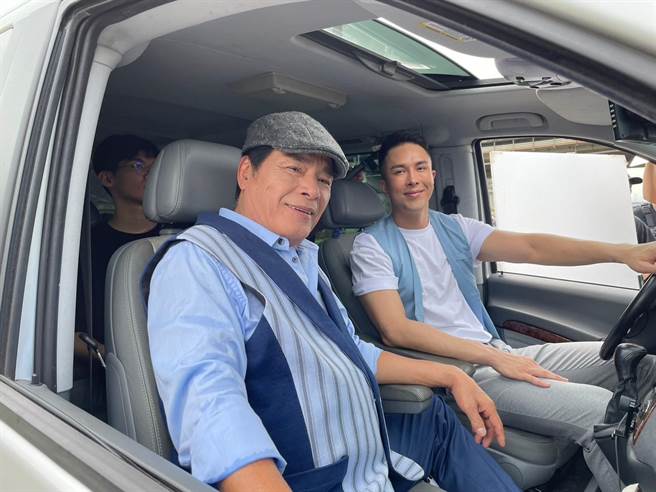 雷洪与小师弟唐松瑞拍摄男性保养品广告。（民视提供）