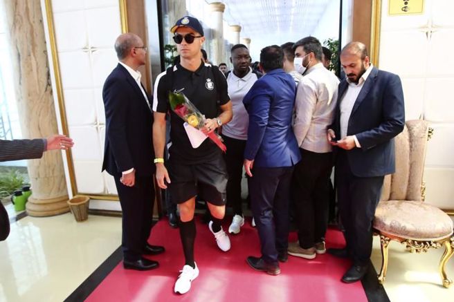 C罗(左二)随队到达伊朗的机场。（美联社）