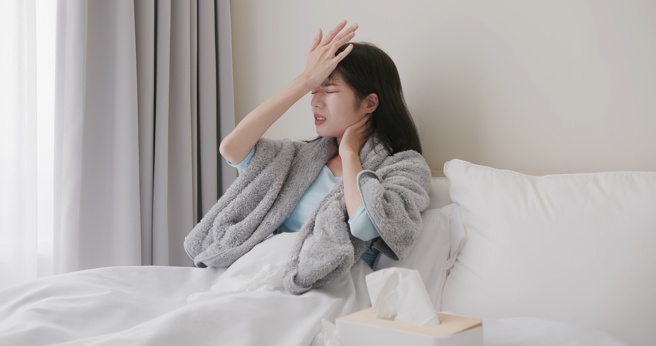 美國醫師觀察新冠肺炎患者發現，以往典型症狀出現比例明顯降低，但多半會有三種主要症狀。（示意圖／Shutterstock）