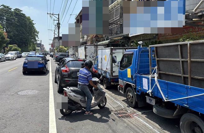 洪姓男子買下台中市大雅區中清東路12間民宅前的30坪土地，並在土地停放小貨車，造成住戶出入不便。（民眾提供）