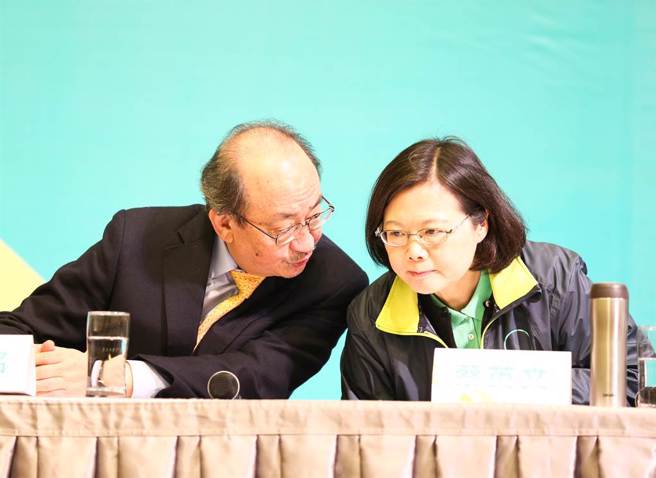 郭正亮指出，雞蛋爭議讓民進黨立院黨團總召柯建銘(左)也急了。（示意圖／中時資料照／徐養齡攝）