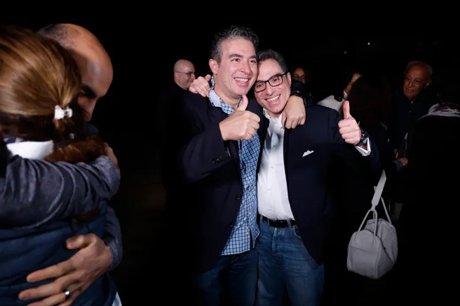  获释的美国人西亚马克·纳马齐(Siamak Namazi)、莫拉德·塔赫巴兹(Morad Tahbaz) 和埃马德·沙吉(Emad Shargi)， 另外2人未公布姓名，他们在机场开心的合照。(图/美联社)