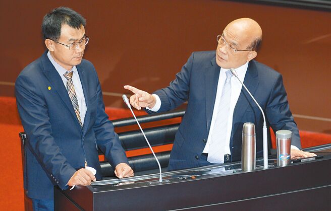 农业部专案进口鸡蛋争议不断，争议事件遍地烽火，日前农业部长陈吉仲已请辞但遭慰留，今(19)日晚间8时于脸书宣布辞职。对此，前行政院长苏贞昌也回忆当年的非洲猪瘟表示，「我要特别感谢陈吉仲主委领导的防疫团队，为台湾挡下这场浩劫」。（本报资料照片）