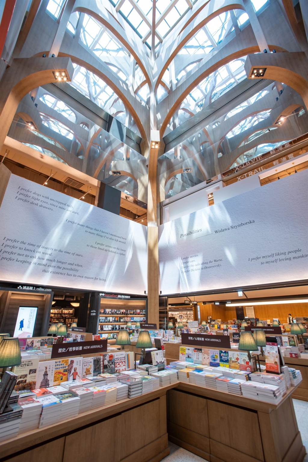 裕隆城4樓誠品書店可感受陽光從天井照下，提供獨特的閱讀光景。（吳松翰攝）