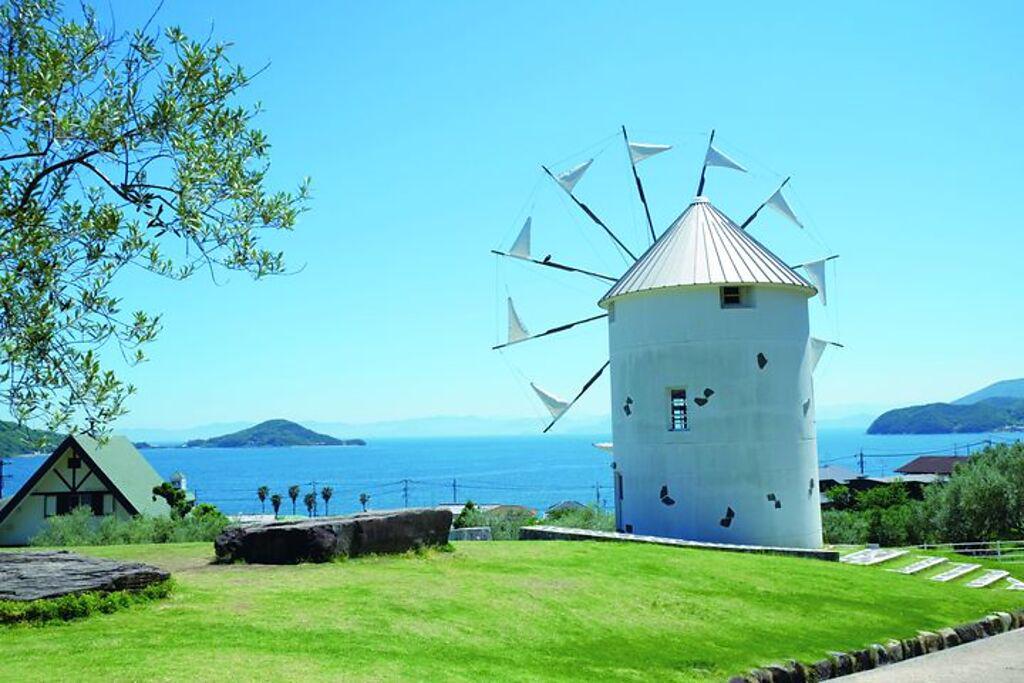 可愛的小豆島風車，吸引許多遊客前來拍攝美照。　圖：shutterstock／來源