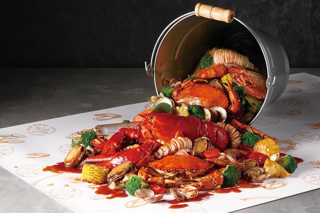 「嗆秋海鮮桶」吃得到波士頓龍蝦、紅蟳、大蝦、九孔鮑、扇貝、中卷等海鮮。(新天地餐飲集團提供)