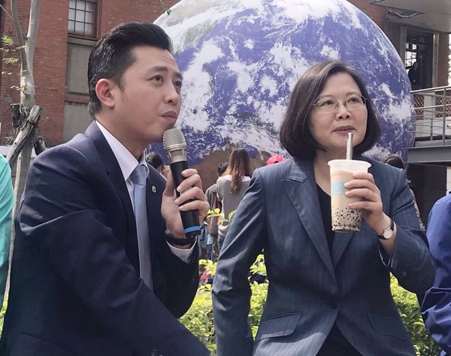 郭正亮指出，总统蔡英文(右)像全党曾护林智坚(左)那样，本来不想让陈吉仲辞职。（示意图／中时资料照／陈育贤摄）