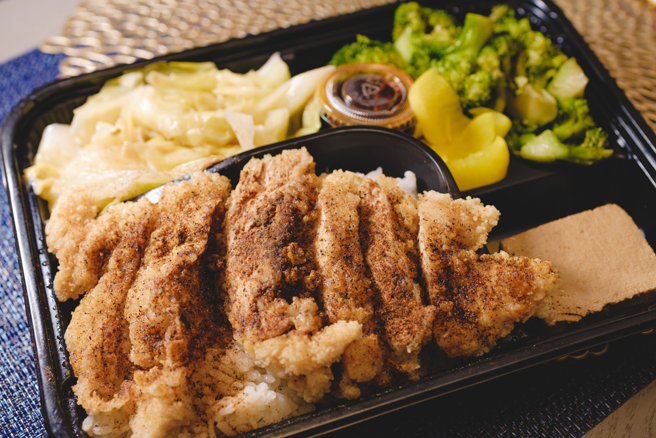 女网友点外送，看到一个价格四位数的鸡排便当，让她傻眼。(示意图／shutterstock)