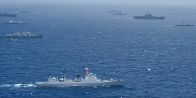 美日加在东海进行联合演习时，中共052D导弹驱逐舰（前）迫近跟踪。距离之近犹如参加演习舰艇。（示意图／新浪网）