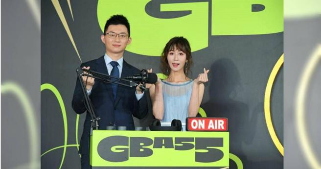 玛丽（右）外型甜美又会主持，有广大忠实粉丝喜爱但却单身十多年。（图／报系资料照）