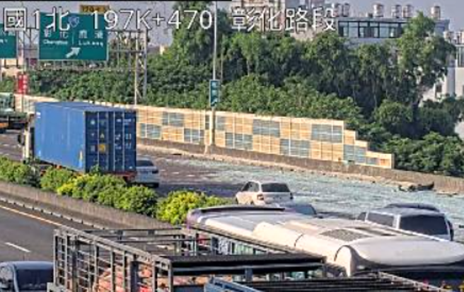 国1南下彰化段「大货车自撞护栏」，散落物占外3车道，回堵2K。(翻摄高速公路1968)