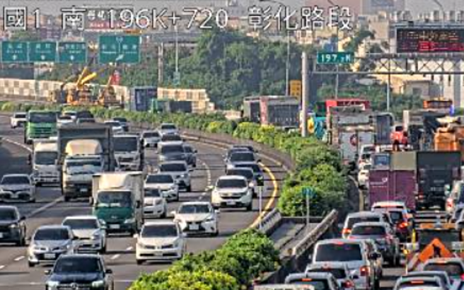 国1南下彰化段「大货车自撞护栏」，散落物占外3车道，回堵2K。(翻摄高速公路1968)