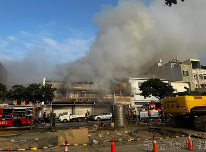 台中市豐原區豐原大道三段今（20日）清晨6時許驚傳火警！（ 翻攝畫面/ 截自「記者爆料網」）