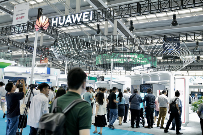 TechInsights拆解华为Mate 60 Pro后，证实该款手机的麒麟9000S处理器，是由中芯国际採用7奈米制程代工生产。(中新社资料照片)