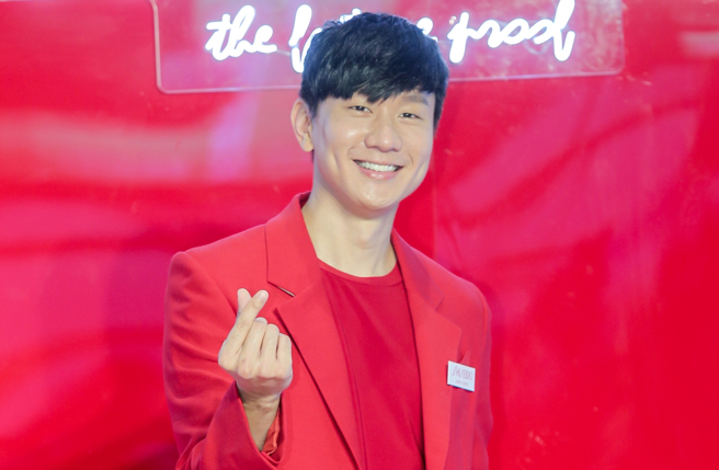 林俊杰晒出和iPhone15 Pro max合照。（图／中时资料照片）