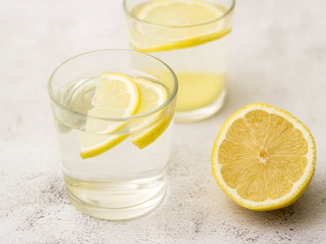許多人喜歡將檸檬切片泡水來飲用，認為此舉不僅能為飲水加味，還可順便補充維生素C。（示意圖／Shutterstock）