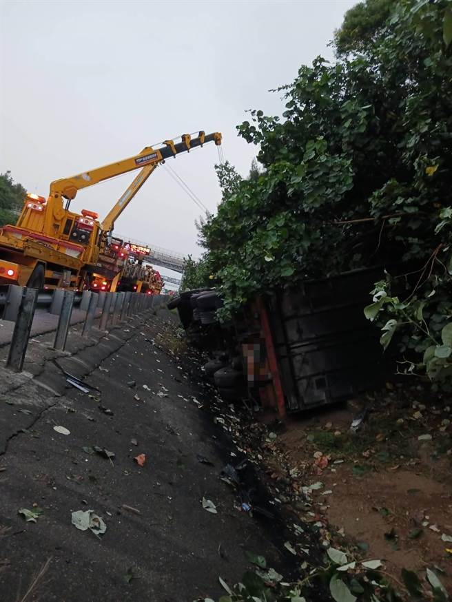 国3北上126公里后龙镇大山段发生大型联接车失控衝落边坡翻覆。（读者提供／谢明俊苗栗传真）