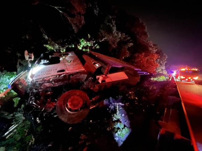 国3北上126公里后龙镇大山段发生大型联接车失控衝落边坡翻覆。（读者提供／谢明俊苗栗传真）